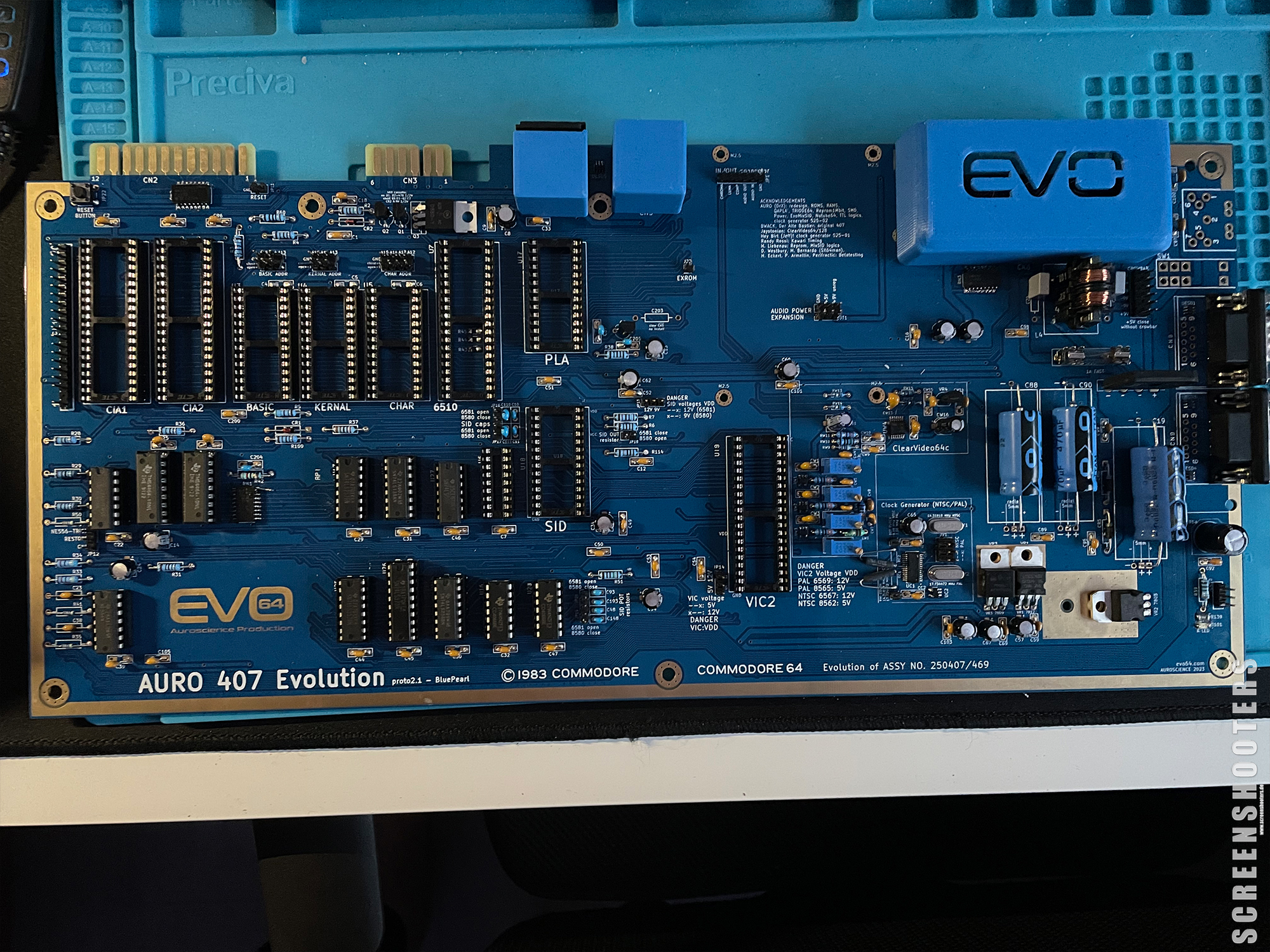 C64-198_BluePeal_03.jpg